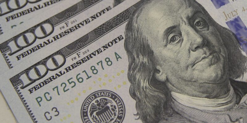 Dólar sobe para R$ 5,25 e tem maior alta semanal em dois meses