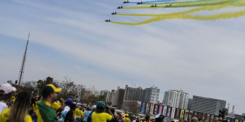 Desfile em comemoração ao Bicentenário reúne multidão na Esplanada