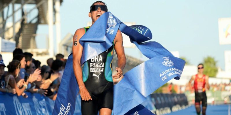 Manoel Messias conquista etapa de Valência da Copa do Mundo de Triatlo