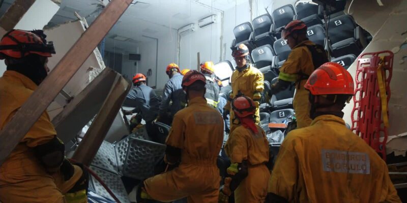 Bombeiros encerram buscas em desabamento que deixou nove mortos