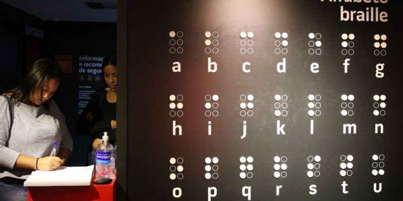 Diálogo no Escuro convida público a vivenciar o mundo sem enxergar