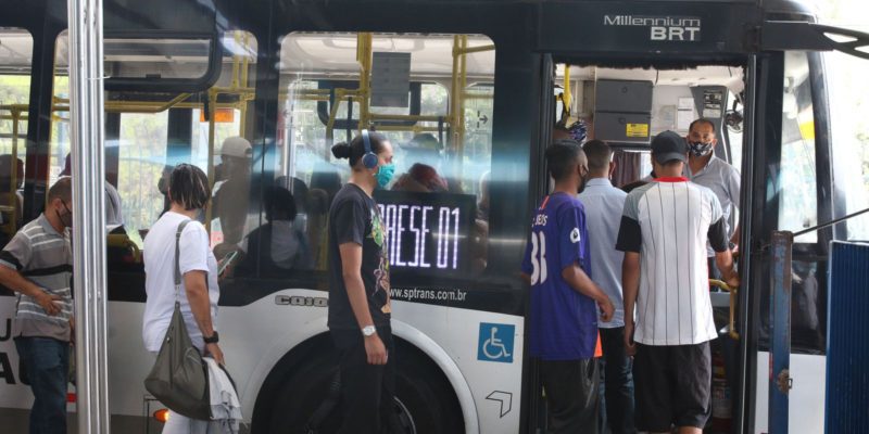 Máscaras deixam de ser obrigatórias no transporte público de SP