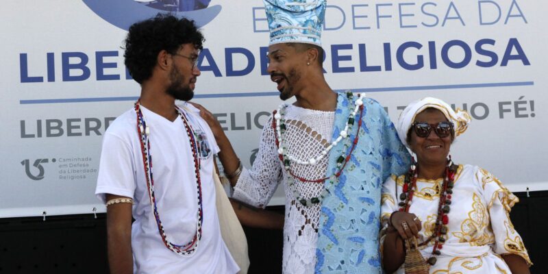 Caminhada contra intolerância reúne representantes de religiões no Rio