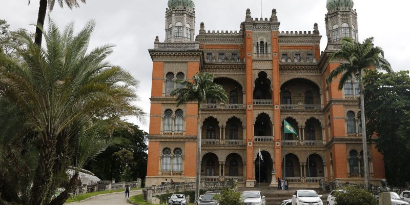 Média móvel de mortes se mantém no menor patamar da pandemia