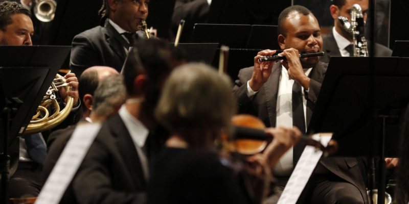 Público lota concerto para os 100 anos do rádio no Brasil