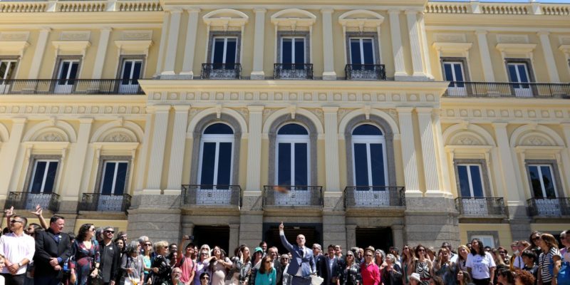 Quatro anos após incêndio, Museu Nacional apresenta fachada restaurada