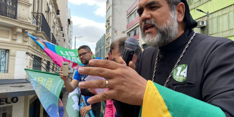 Padre Kelmon reúne apoiadores em local onde Bolsonaro levou facada
