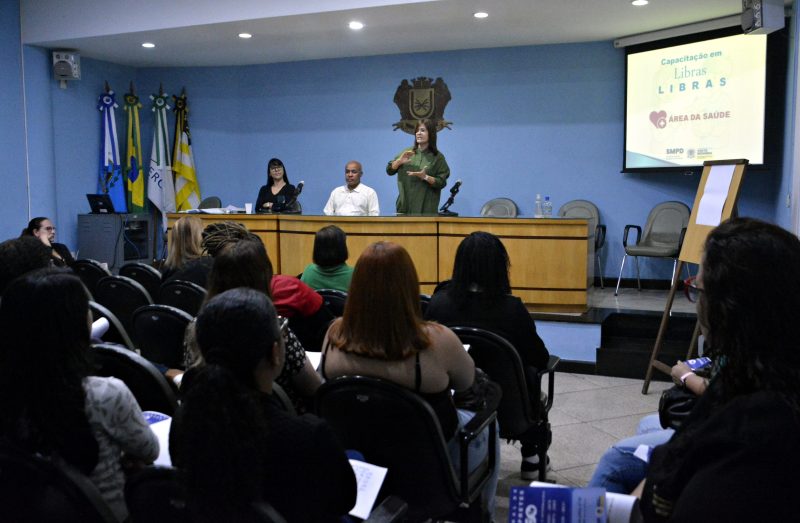 Prefeitura de Volta Redonda capacita 200 funcionários da Saúde para atendimento aos surdos