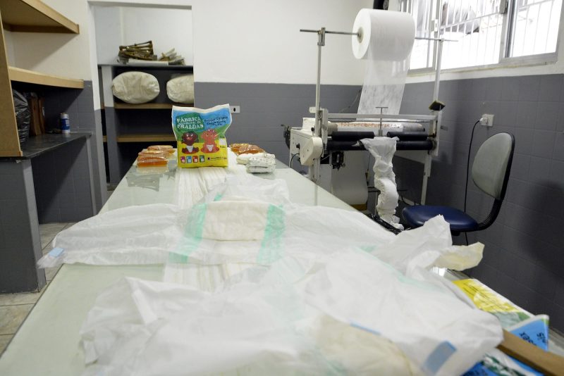 Reabertura da primeira Fábrica de Fraldas de Volta Redonda completa um ano