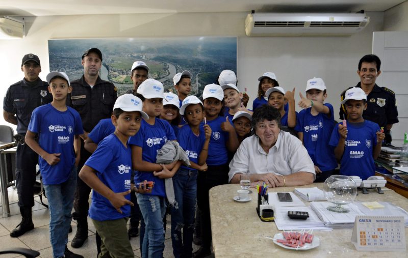 Crianças do projeto Guarda Mirim conhecem o prefeito Neto