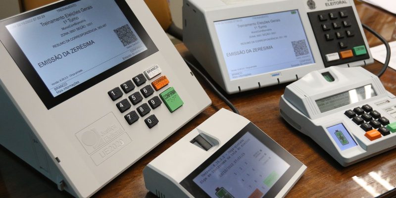 Justiça Eleitoral envia novas urnas para votação no exterior