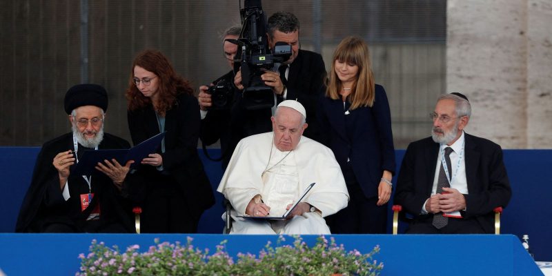 Papa faz apelo para evitar ameaça de guerra nuclear na Ucrânia