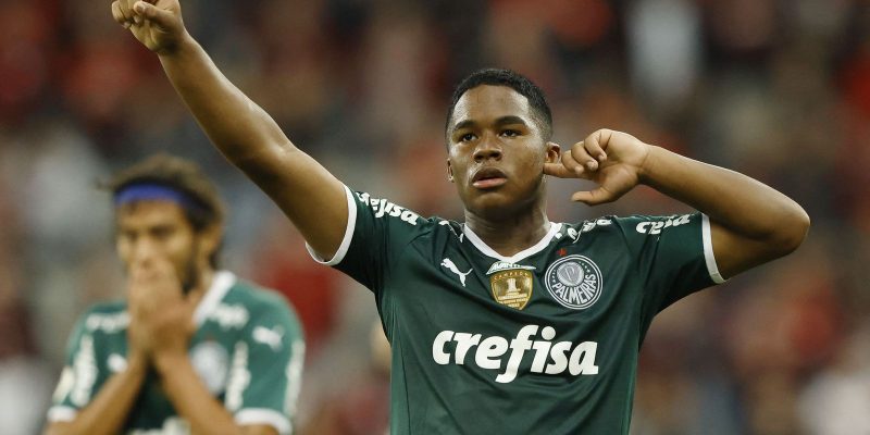 Palmeiras supera Athletico-PR e coloca uma mão na taça do Brasileiro