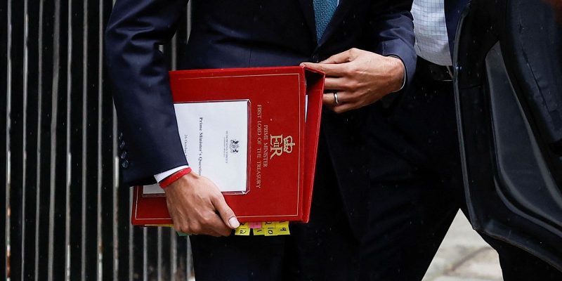 Premiê britânico anuncia que vai adiar apresentação do Orçamento