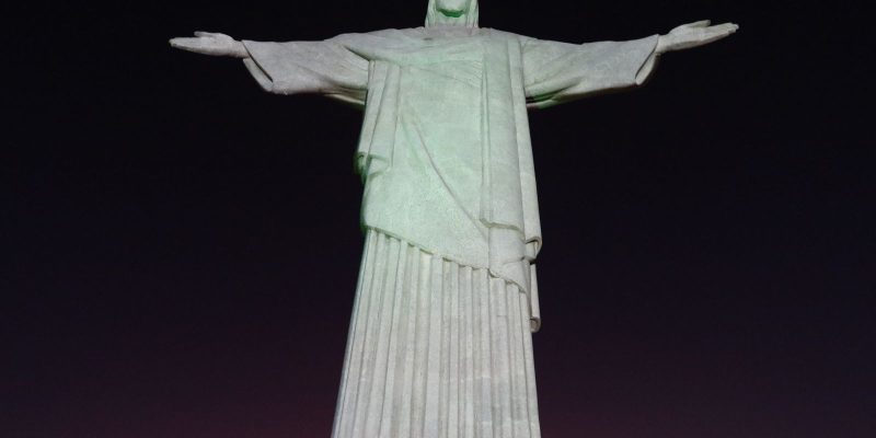 Cristo ganha hoje cores rosa e azul contra o câncer de mama e próstata