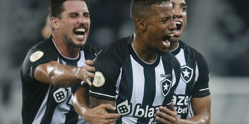 Botafogo vence Bragantino e aumenta chances de vaga na Libertadores