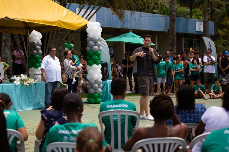 Thiago Pereira lança projeto social de natação em Volta Redonda