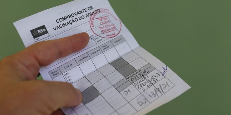USP remove notas de alunos que não comprovaram vacinação contra covid