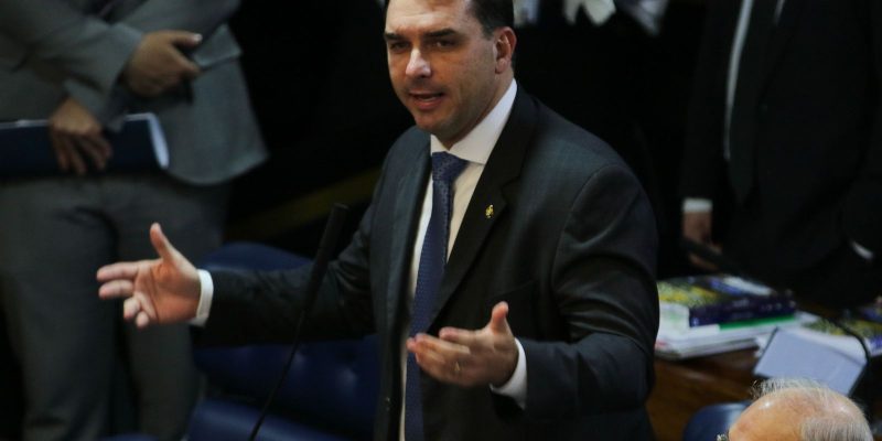 Flávio Bolsonaro agradece pelos votos dados ao pai nas eleições
