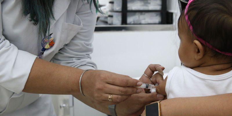 País recebe vacinas contra covid-19 para crianças de 6 meses a 3 anos