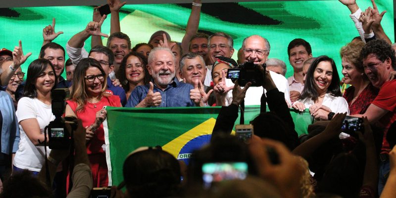 Em primeiro discurso, Lula diz que combate a miséria é sua missão