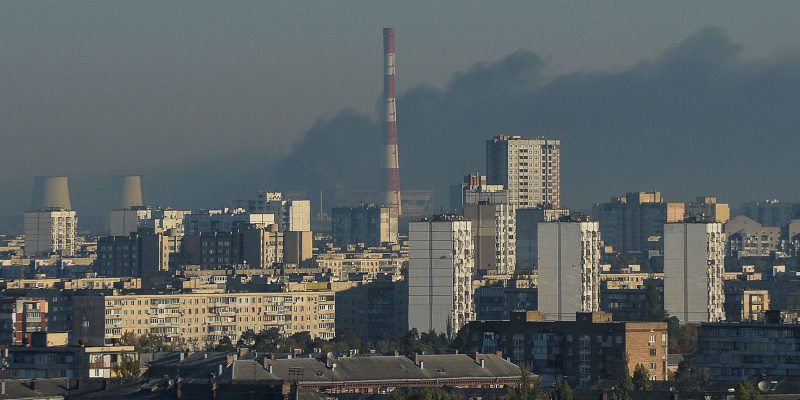 Ataque russo a instalações de energia deixa 2 mortos em Kiev