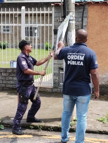 Operação ‘Cidade Limpa’ notifica e recolhe propagandas irregulares em Volta Redonda