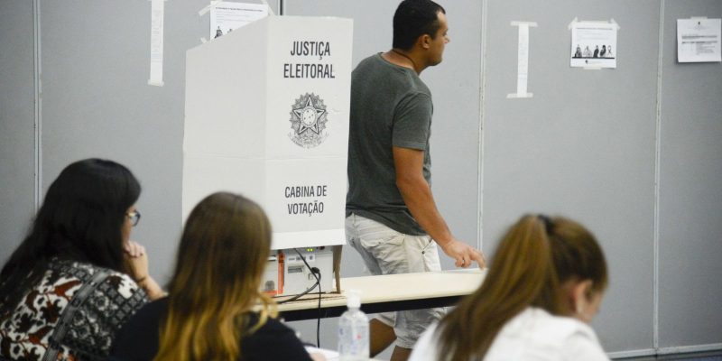 Após nove horas, horário de votação termina em todo o país