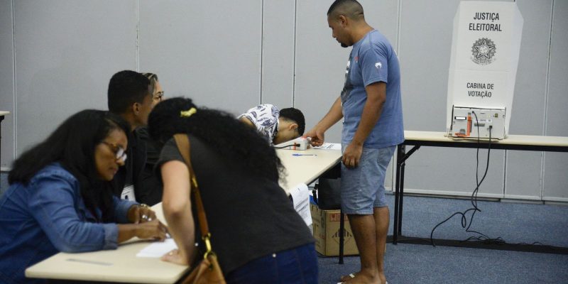 Maior local de votação da capital fluminense tem manhã tranquila