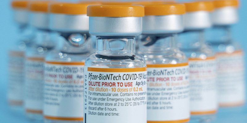 Covid-19: dose de reforço de vacina diferente protege mais, diz estudo