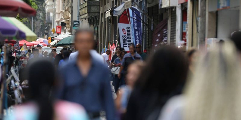 Casos de covid-19 seguem em tendência de alta no Rio de Janeiro