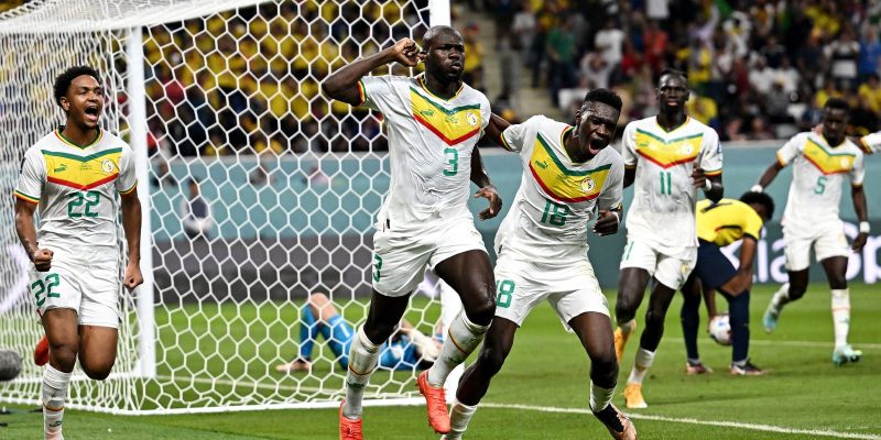 Com homenagem a ídolo, Senegal bate Equador e vai às oitavas da Copa