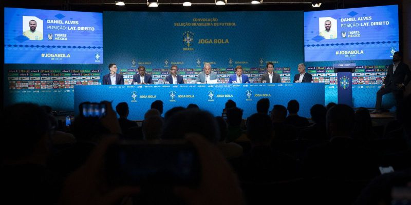 Tite explica presença de Daniel Alves e elogia nova geração ofensiva