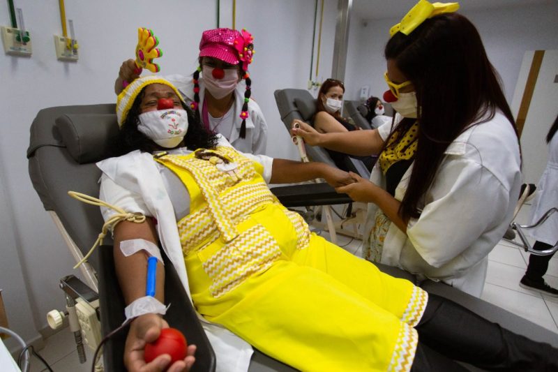 Hemonúcleo de Volta Redonda recebe doação de sangue de voluntários do Doutoraço do Riso