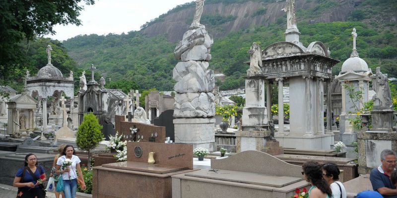 Registros de mortes no Brasil ainda superam patamar pré-pandemia
