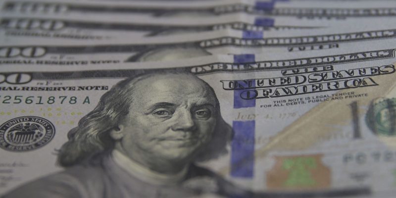 Dólar cai para R$ 5,33, mas tem maior alta semanal desde maio de 2020