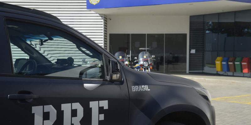 PRF e Receita apreendem 50 mil aventais cirúrgicos na Via Dutra