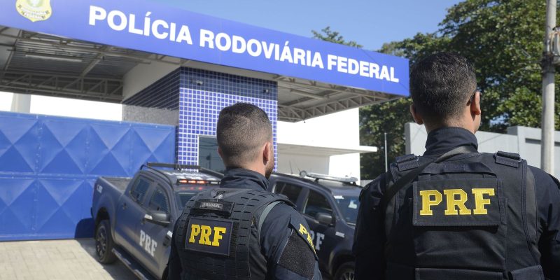 Receita Federal e PRF apreendem sete mil garrafas de vinhos em Goiás