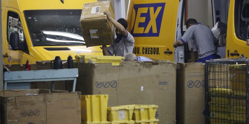 Governo eleito deve suspender processo de privatização dos Correios