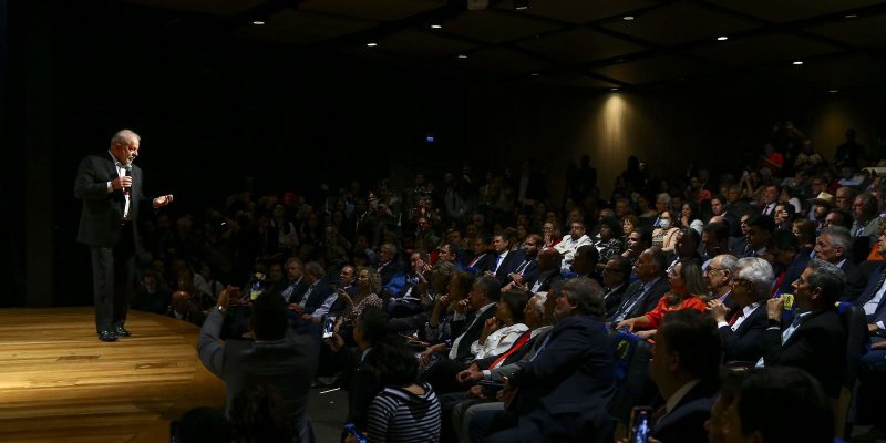 Presidente eleito se encontra com parlamentares e diz que vai dialogar