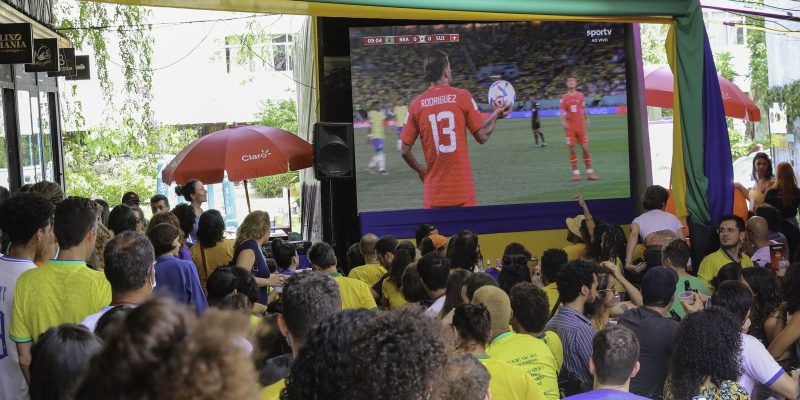 Entre uma venda e outra, comerciários acompanham vitória do Brasil