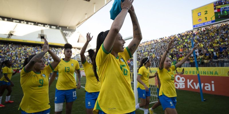 Seleção feminina bate Canadá nos acréscimos em último amistoso de 2022