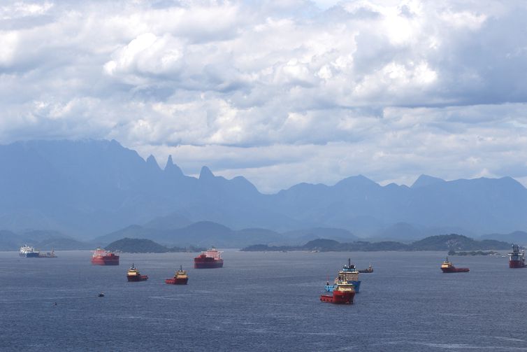 Embarcações ancoradas na Baía de Guanabara.
