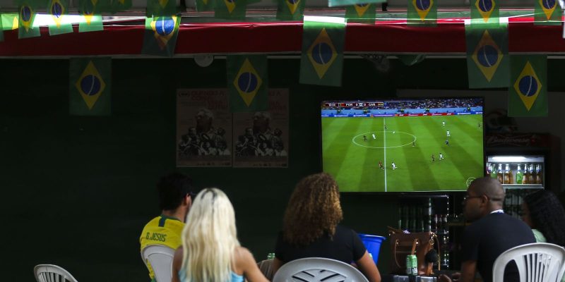 Brasileiros mantêm otimismo para estreia do Brasil na Copa