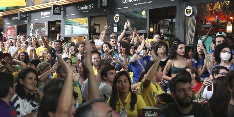 Torcida acompanha vitória da seleção brasileira com nervosismo