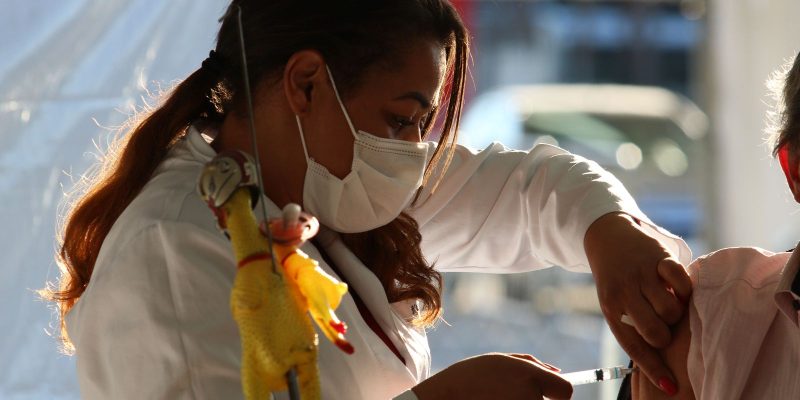 Vacinação contra covid-19 no Brasil salvou 63 mil idosos em 2021