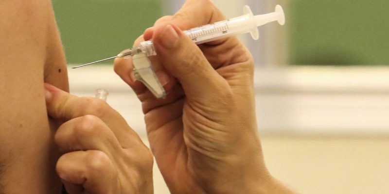 Brasil recebe primeiro lote de vacinas bivalentes contra covid-19