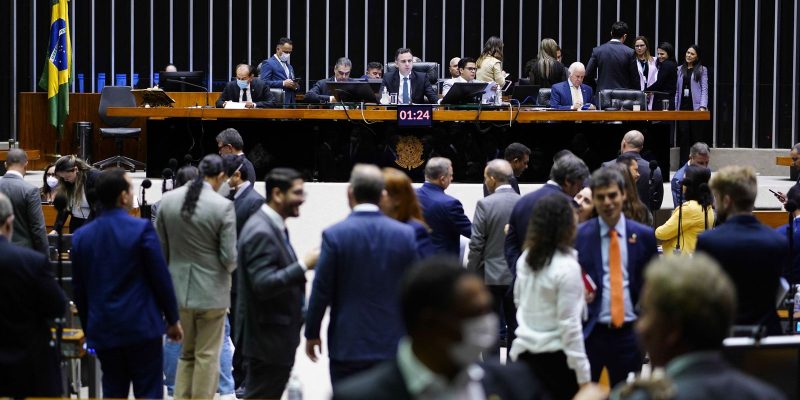 Câmara aprova PEC que garante pagamento do piso de enfermagem