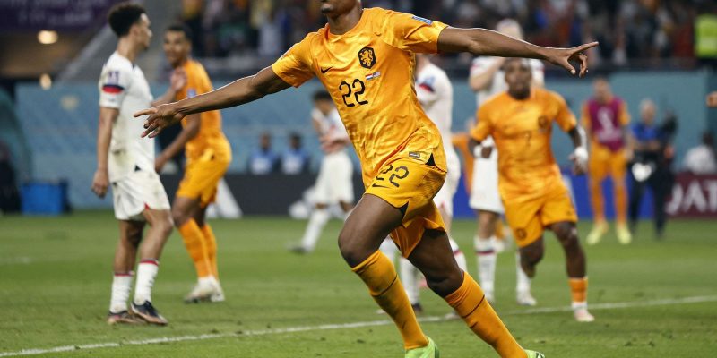 Holanda bate EUA e conquista primeira vaga nas quartas da Copa