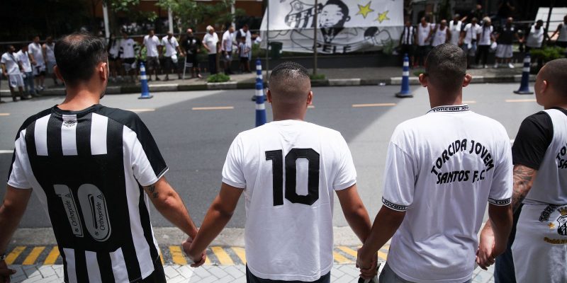 Torcedores vão a hospital prestar solidariedade a Pelé
